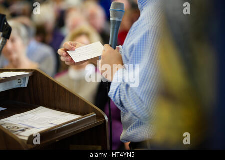 Community-Mitglieder hören als ein gewählter Vertreter reagiert auf Fragen aus dem Publikum am 26. Februar 2017 Rathaus in Pennsylvania, USA. Stockfoto