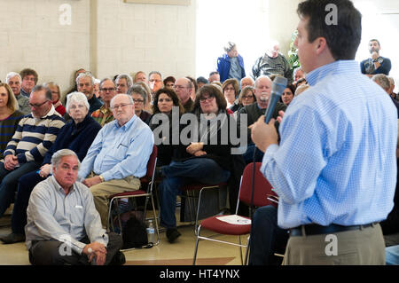 Community-Mitglieder hören als ein gewählter Vertreter reagiert auf Fragen aus dem Publikum am 26. Februar 2017 Rathaus in Pennsylvania, USA. Stockfoto