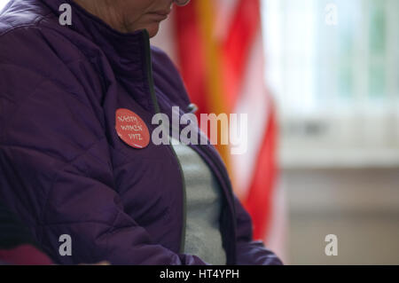 Community-Mitglieder hören als ein gewählter Vertreter reagiert auf Fragen aus dem Publikum am 26. Februar 2017 Rathaus in Pennsylvania, USA. Stockfoto