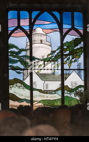 Und Gott sprach: Es werde Licht - Kirchenfenster in St. Agnes' Kirche an die hl. Agnes, die Scilly-inseln, Scillies, Cornwall, UK werden im April Stockfoto