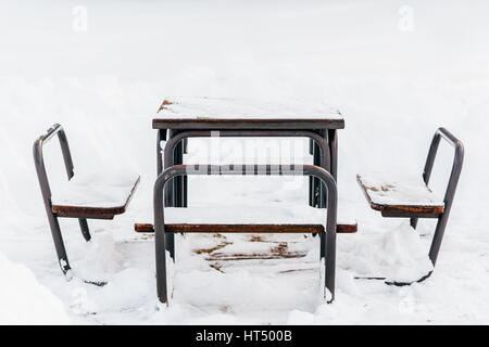 Tisch und Stühle im Winter Schnee bedeckt Stockfoto