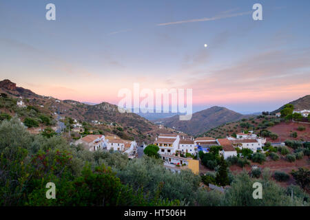 Sonnenuntergang über dem Dorf Los Ventorros, Comares, Andalusien, Spanien Stockfoto