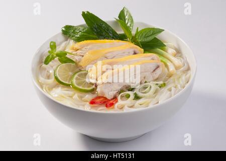 Pho Ga, vietnamesische Huhn mit Reis Nudel Suppe Huhn Reisnudeln, mit Kräutern und Chili. Stockfoto