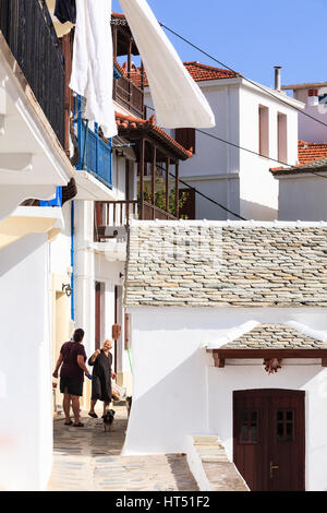 Schmale weiße Washed Straße, Skopelos Stadt Skopelos, Griechenland Stockfoto