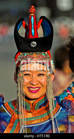 Junge Frau in Tracht Deel und Hut mit der typische konische Spitze, Festival der mongolischen Volkstracht Stockfoto