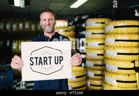 Auto-Teile-Shop-Betreiber halten Plakat Lagerkonzept Startup Stockfoto