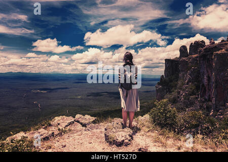 Frau Umarmung Natur im bolivianischen Bergen an der Grenze zu Brasilien Vintage-Effekt Stock photo Stockfoto