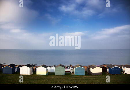 farbigen Strandhütten auf der Strand Tankerton in der Nähe von Whitstable in Kent, UK Stockfoto