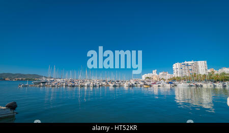 Boote, kleine Yachten und Wasserfahrzeugen aller Größen im Hafen von Ibiza Marina.  Helle weiße Stadt von St. Antoni de Portmany. Stockfoto