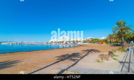 Auf Wasser in Sant Antoni de Portmany, Ibiza Sonne machen Sie einen Spaziergang entlang der wichtigsten Promenade, jetzt ein Stein Halle, neben dem Strand im warmen Ibiza. Stockfoto