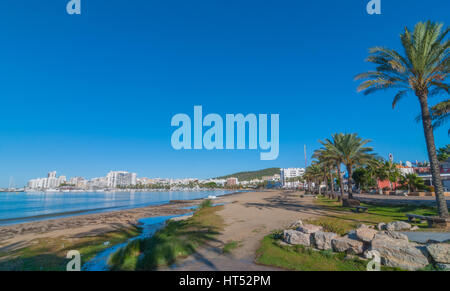 Auf Wasser in Sant Antoni de Portmany, Ibiza Sonne machen Sie einen Spaziergang entlang der wichtigsten Promenade, jetzt ein Stein Halle, neben dem Strand im warmen Ibiza. Stockfoto