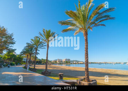 Auf der Uferpromenade in Sant Antoni de Portmany, Ibiza Sonne machen Sie einen Spaziergang entlang der wichtigsten Promenade, jetzt eine steinerne Halle neben dem Strand. Stockfoto