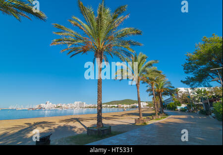 Auf Wasser in Sant Antoni de Portmany, Ibiza Sonne machen Sie einen Spaziergang entlang der wichtigsten Promenade, jetzt ein Stein Halle, neben dem Strand im warmen Ibiza. Stockfoto