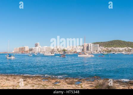 Boote in der Marina Ibiza Hafen am Morgen von einem warmen, sonnigen Tag in St. Antoni de Portmany, Balearen, Spanien. Stockfoto