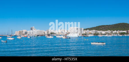 Boote in der Marina Ibiza Hafen am Morgen von einem warmen, sonnigen Tag in St. Antoni de Portmany, Balearen, Spanien. Stockfoto