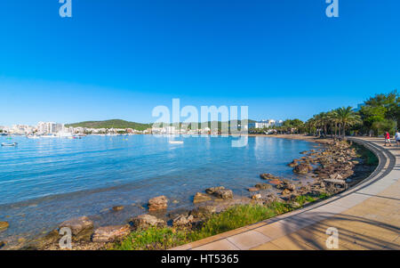 Auf Wasser in Sant Antoni de Portmany, Ibiza Sonne machen Sie einen Spaziergang entlang der wichtigsten Promenade, jetzt ein Stein Halle, neben dem Strand im warmen Ibiza. Stockfoto