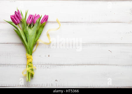 Violette Tulpen auf hölzernen Tafeln Stockfoto