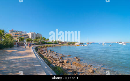 Auf der Uferpromenade in Sant Antoni de Portmany, Ibiza Sonne machen Sie einen Spaziergang entlang der wichtigsten Promenade, jetzt eine steinerne Halle neben dem Strand. Stockfoto