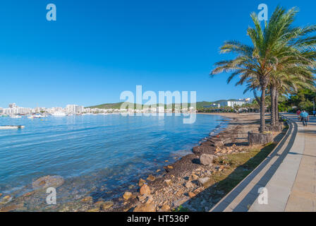 Auf Wasser in Sant Antoni de Portmany, Ibiza Sonne machen Sie einen Spaziergang entlang der wichtigsten Promenade, jetzt ein Stein Halle, neben dem Strand im warmen Ibiza. Stockfoto