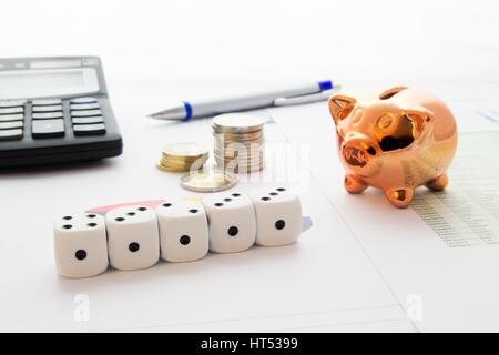 Würfel, Sparschwein, Münzen Stack betriebswirtschaftlichen Hintergrund Stockfoto