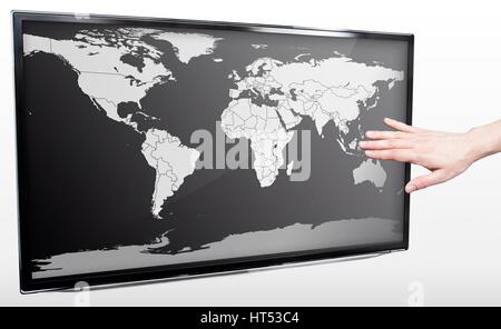 Hand zeigt leere Weltkarte auf LED TV-Bildschirm Stockfoto