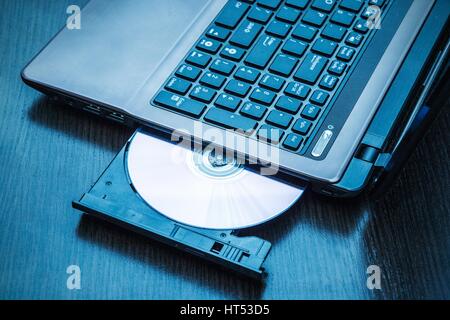Laptop mit offenen CD - DVD-Laufwerk. Abstrakte Lichtgestaltung Stockfoto