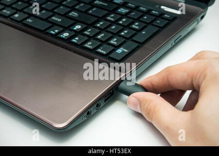 Hand, USB-Verbindungskabel zum laptop Stockfoto