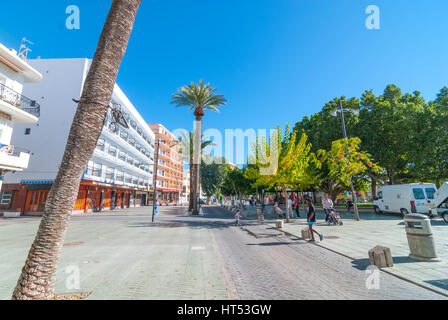 Sant Antoni de Portmany, Ibiza, 6. November 2013.   Tourismus in Spanien.   Menschen genießen das schönes Wetter in lokalen Parks in vor-und Nachsaison Ibiza. Stockfoto