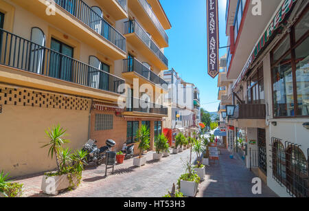 Sant Antoni De Portmany, Ibiza, 6. November 2013: Tourismus in Spanien.  Strahlender Sonnenschein auf in Ibiza-Stadt in der Nebensaison.  Bunte Straße. Stockfoto