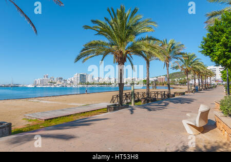 Auf der Uferpromenade in Sant Antoni de Portmany, Ibiza Sonne machen Sie einen Spaziergang entlang der wichtigsten Promenade, jetzt eine steinerne Halle neben dem Strand. Stockfoto