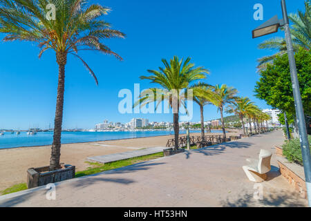 Auf der Uferpromenade in Sant Antoni de Portmany, Ibiza Sonne machen Sie einen Spaziergang entlang der wichtigsten Promenade, jetzt eine steinerne Halle neben dem Strand. Stockfoto