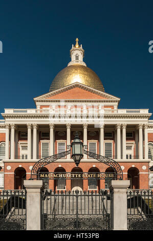 Tagsüber Vorderansicht des Massachusetts State House und Dome im Sommer, Boston, Massachusetts. Stockfoto