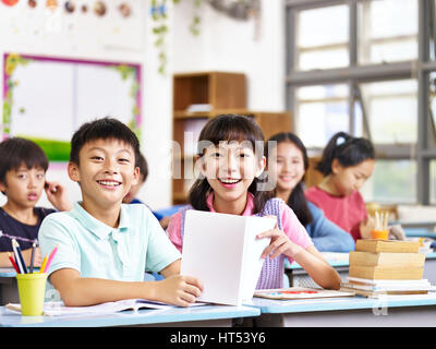 Porträt des asiatischen Grundschüler in Klasse Blick auf die Kamera zu Lächeln. Stockfoto