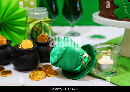 Glücklich St. Patricks Day, März 17, grün-weiße Party Tisch, Closeup auf Kobold hüten. Stockfoto