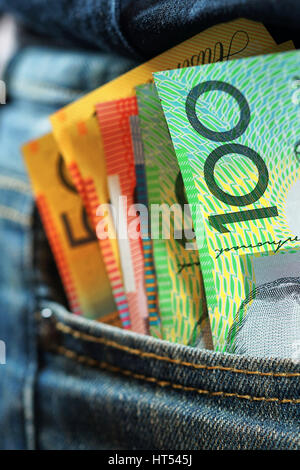 Australische bares Geld in mans Jeans-Tasche, Nahaufnahme vertikal. Stockfoto