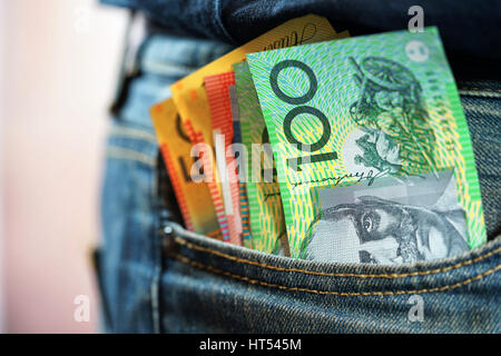 Australische bares Geld in mans Jeans-Tasche, Nahaufnahme. Stockfoto