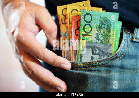 Australische bares Geld in mans Jeans-Tasche, Nahaufnahme. Stockfoto