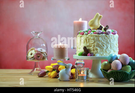 Frohe Ostern Partytisch mit Showstopper Häschen Stockfoto