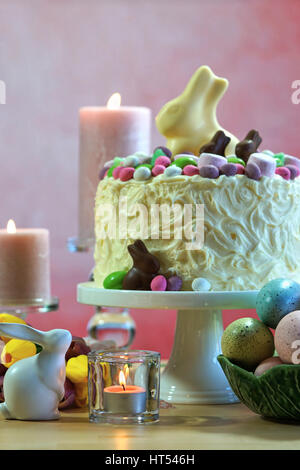 Frohe Ostern Partytisch mit Showstopper Häschen Stockfoto