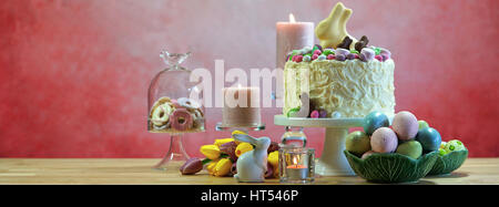 Frohe Ostern Partytisch mit Bunny Showstopper Kuchen Social Media Webbanner Größe. Stockfoto