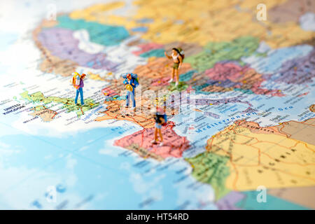 Miniatur-Freunde Euro Reiseplanung. Makro-Foto. Stockfoto