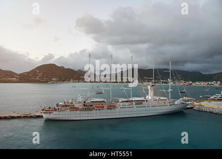 Eine große Yacht in der Karibik Insel Pier angedockt. Panorama-Blick auf St. Maarteen Insel Stockfoto