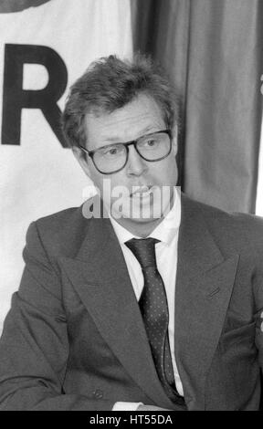 Hugo Charlton, Rechtsberater der grünen, spricht auf einer politischen Pressekonferenz in London, England am 29. März 1990. Stockfoto