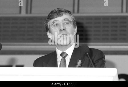 Jack Straw, Sprecher der Labour-Partei für Bildung und Parlamentsmitglied für Blackburn, spricht auf einer Pressekonferenz in London, England Bildung Politik Start am 4. Dezember 1990. Stockfoto