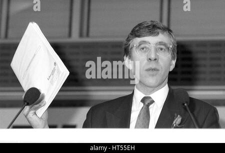 Jack Straw, Sprecher der Labour-Partei für Bildung und Parlamentsmitglied für Blackburn, spricht auf einer Pressekonferenz in London, England Bildung Politik Start am 4. Dezember 1990. Stockfoto