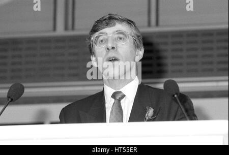 Jack Straw, Sprecher der Labour-Partei für Bildung und Parlamentsmitglied für Blackburn, spricht auf einer Pressekonferenz in London, England Bildung Politik Start am 4. Dezember 1990. Stockfoto