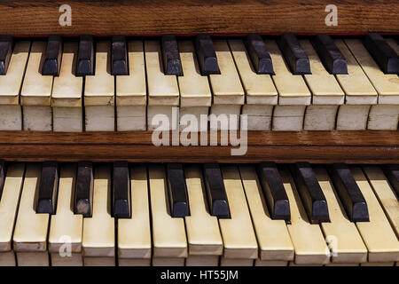 Nahaufnahme der Kirchenorgel Tastatur Stockfoto