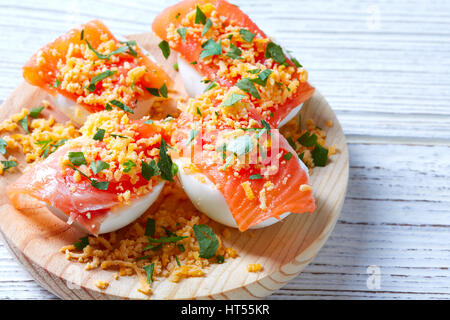 Gefüllten Eiern mit Lachs Pinchos Tapas aus Spanien Rezepte pintxos Stockfoto
