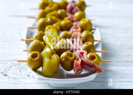 Gilda Pinchos mit Oliven und Sardellen Tapas aus Spanien Stockfoto