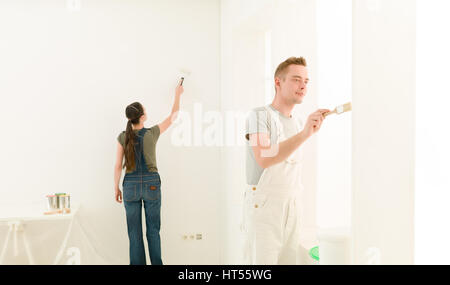 Home Malerei Bild, Männer vor Malerei Frau im Hintergrund; Stockfoto
